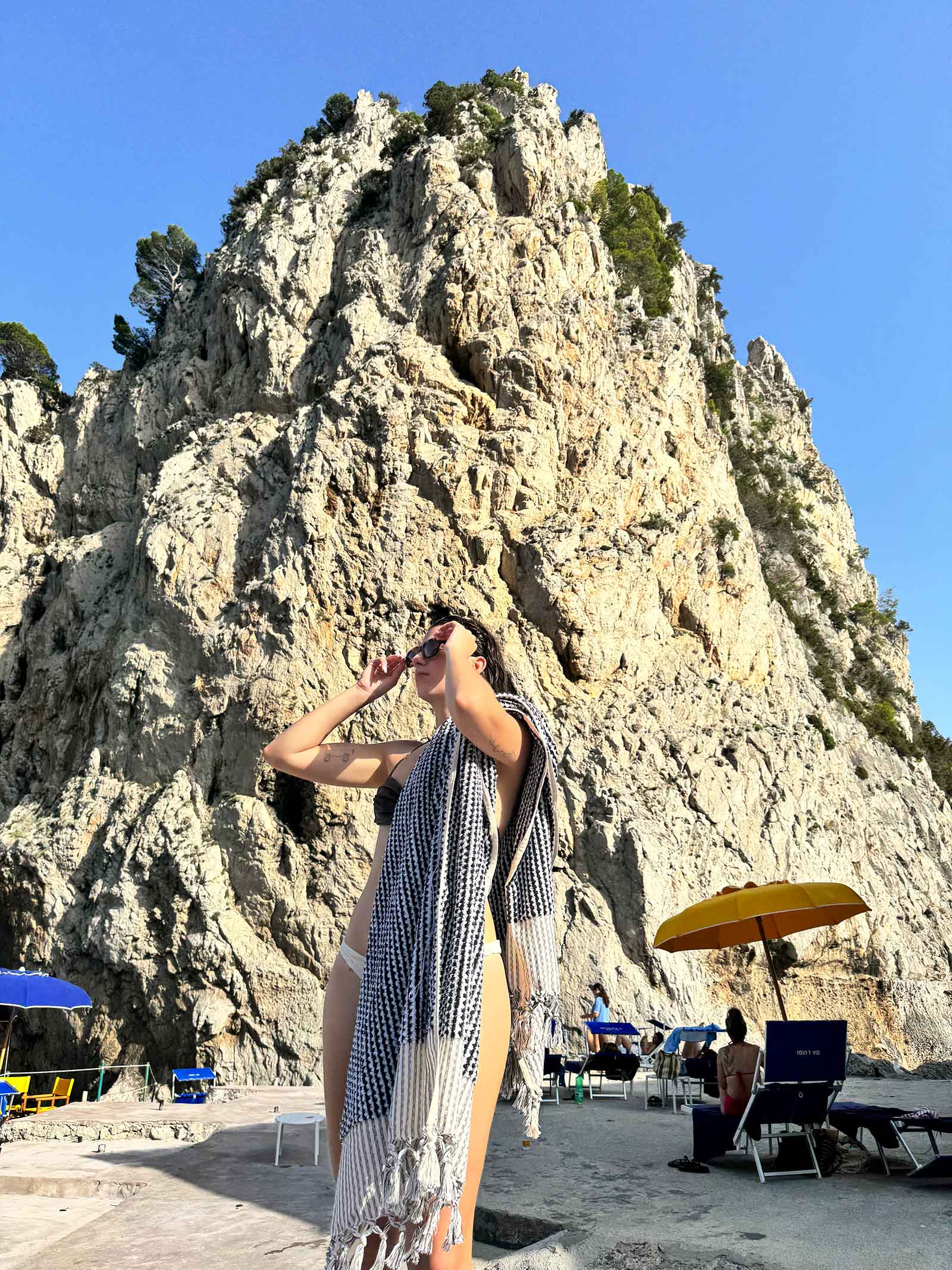 Black & White Wave Standard Bath Towel