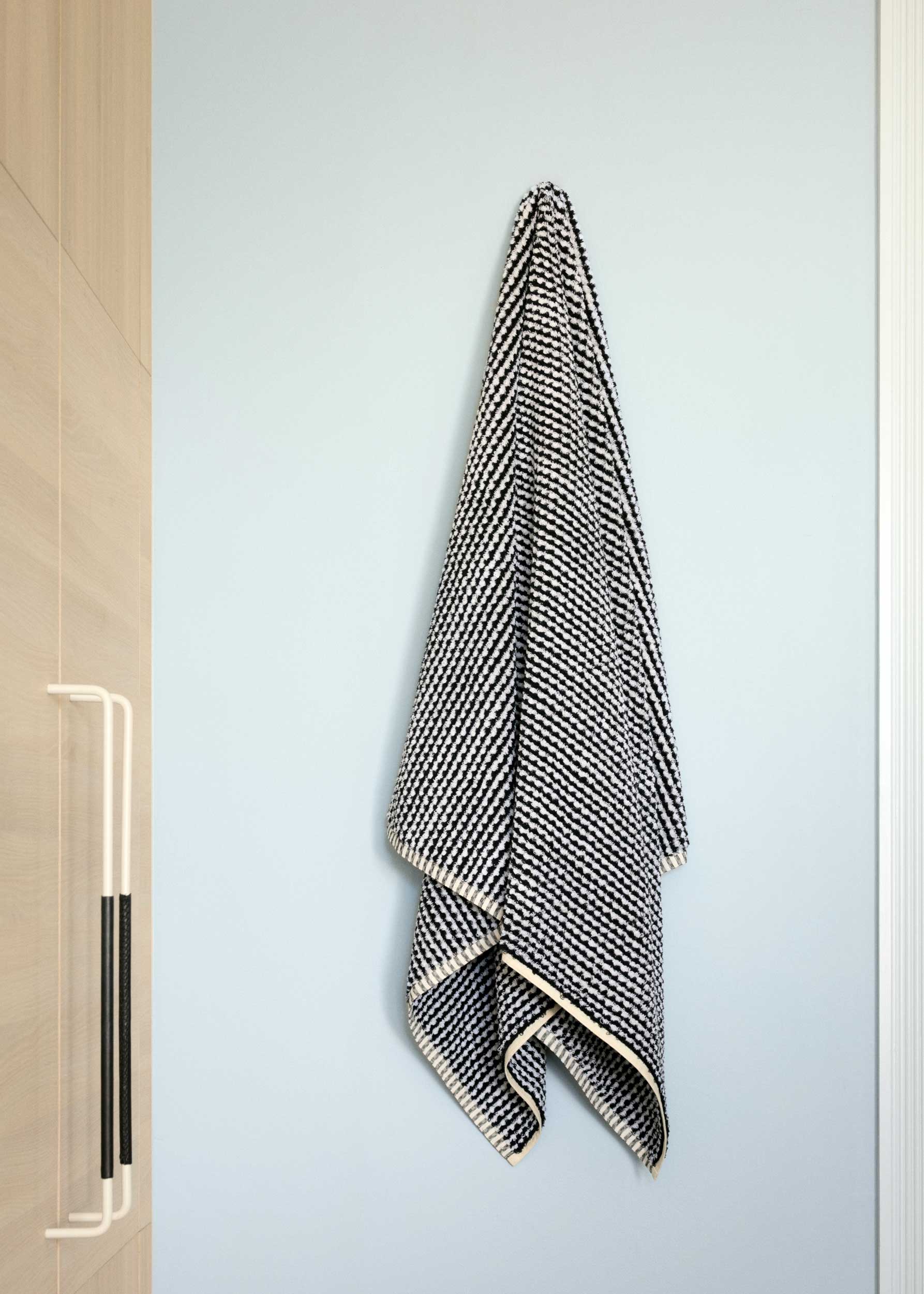 Black & White Wave Standard Bath Towel