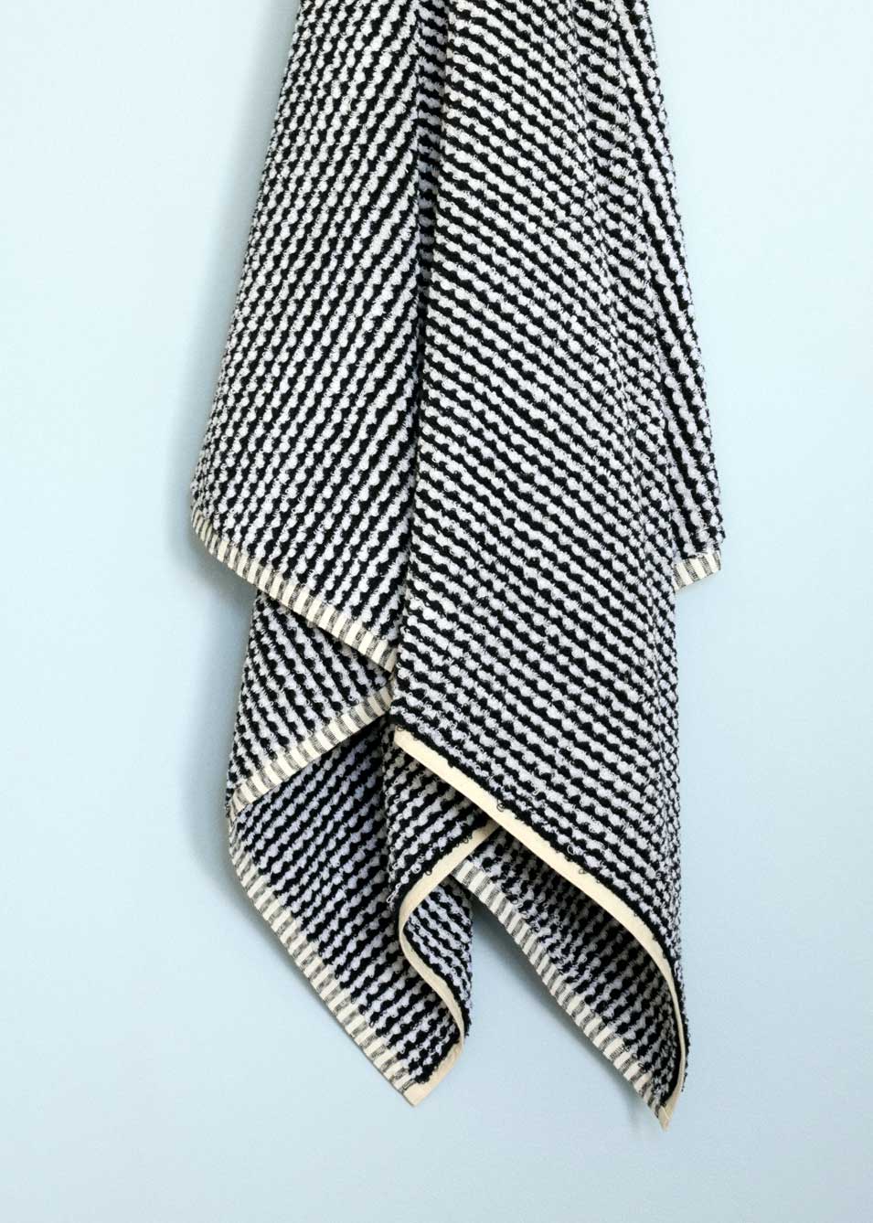 Black & White Wave Standard Bath Towel