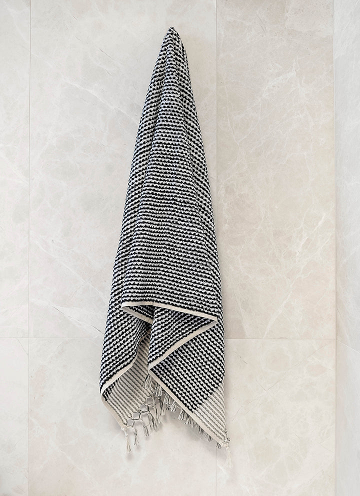 Black & White Wave Standard Bath Towel
