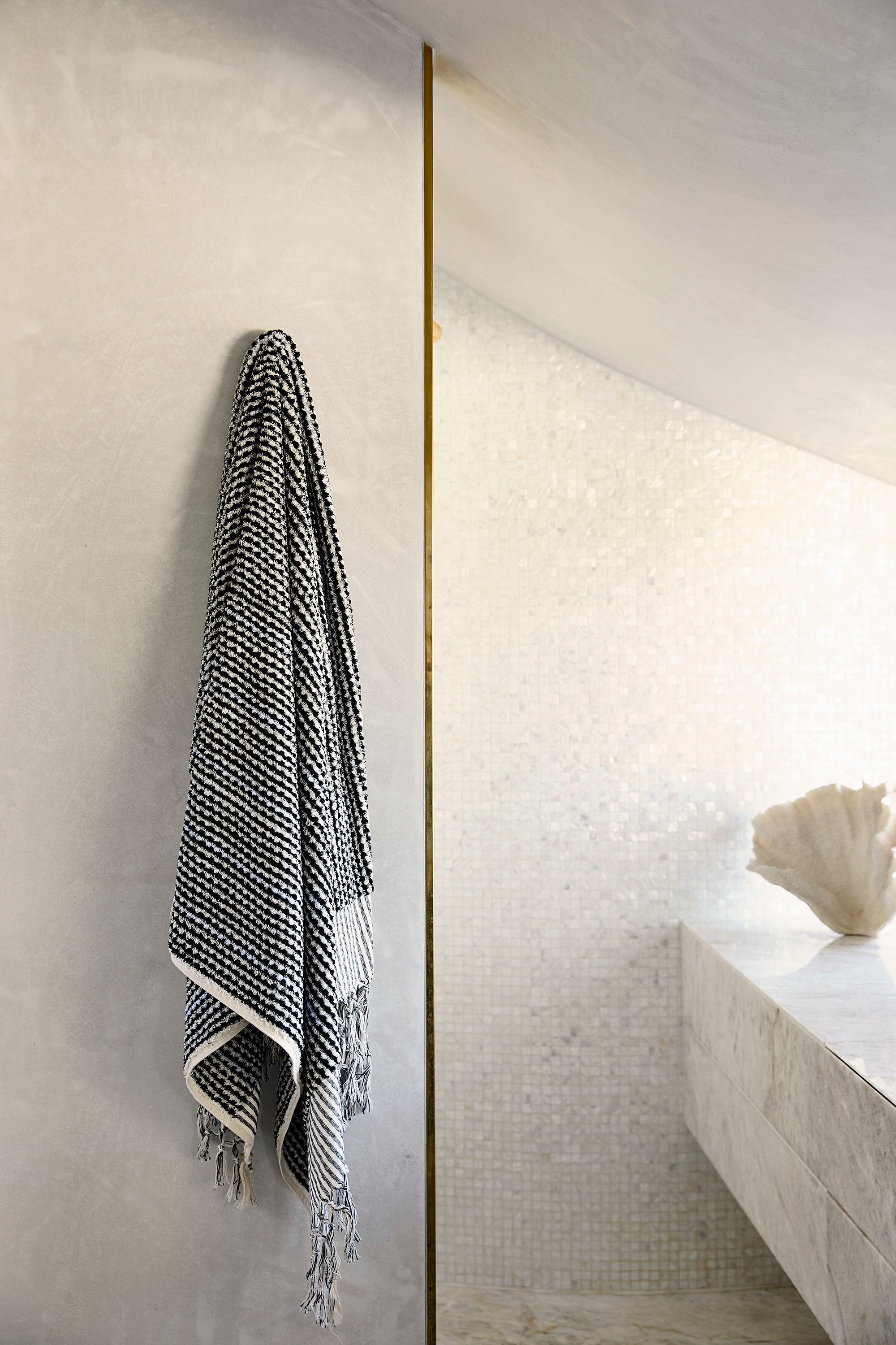 Black & White Wave Standard Bath Towel