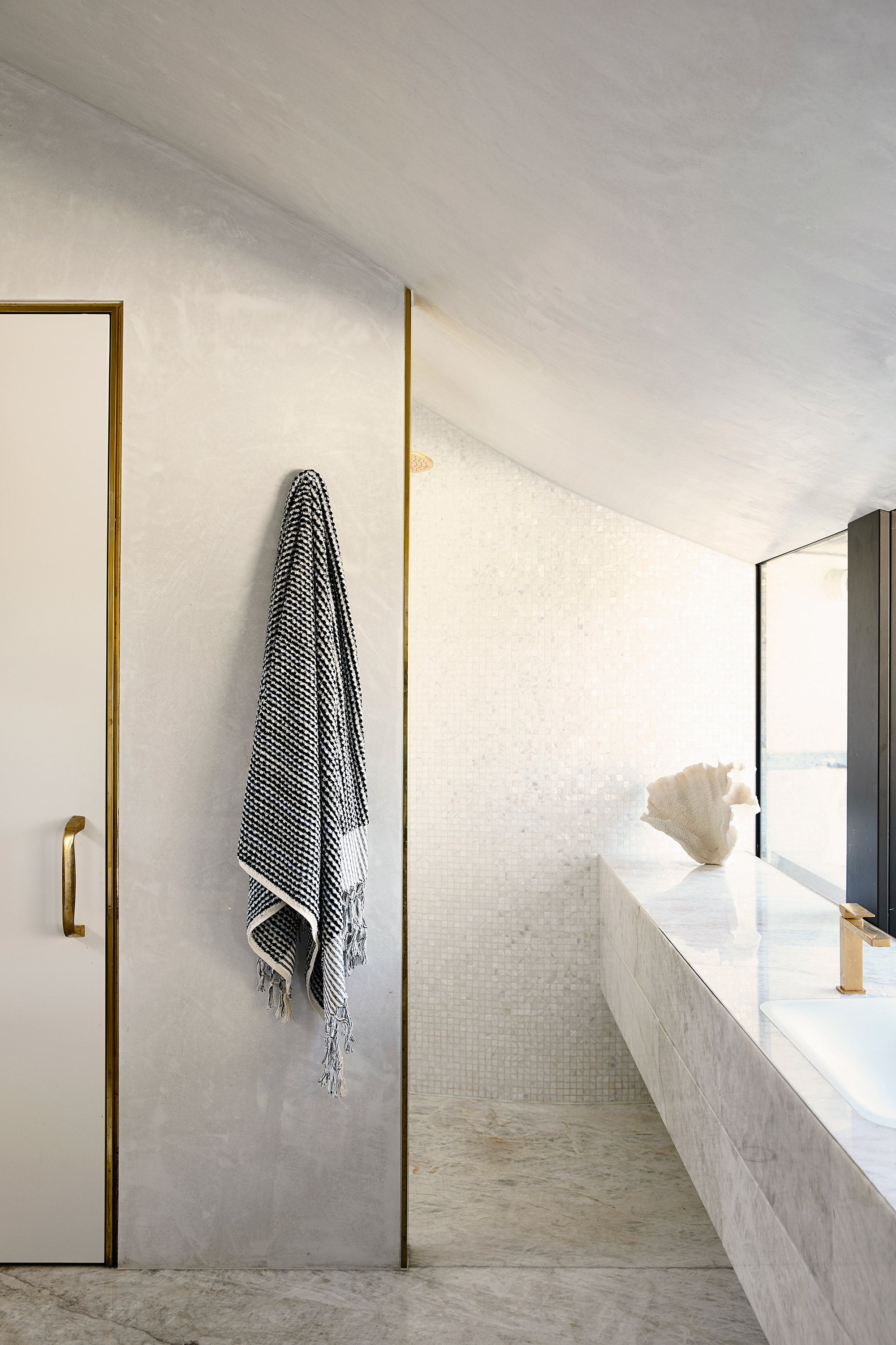 Black & White Wave Standard Bath Towel