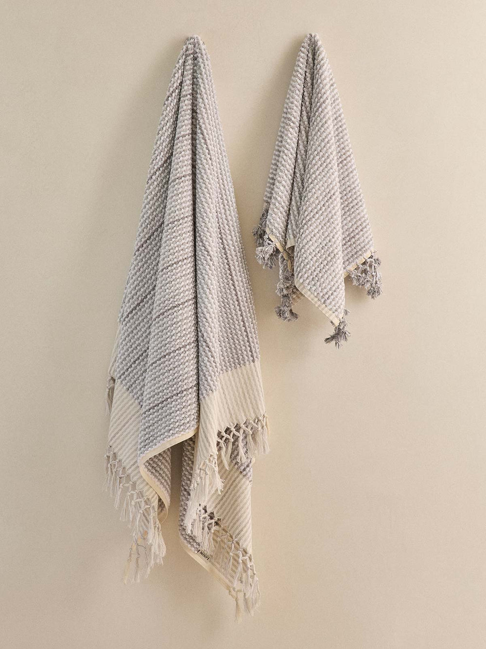 Bisque Tour Towel - White/Black